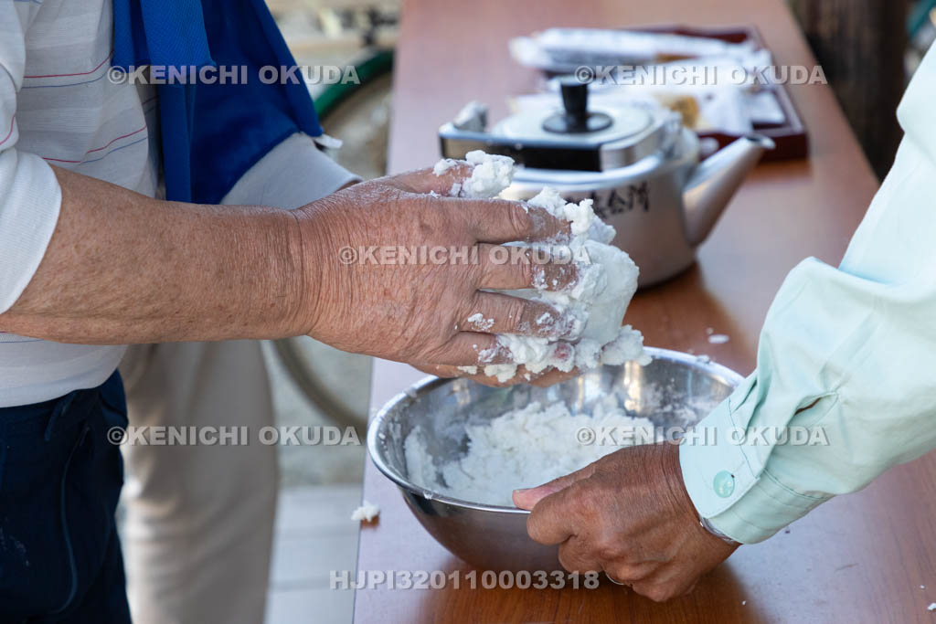 奈良県　上品寺町のシャカシャカ祭　チマキ（お供え）の制作