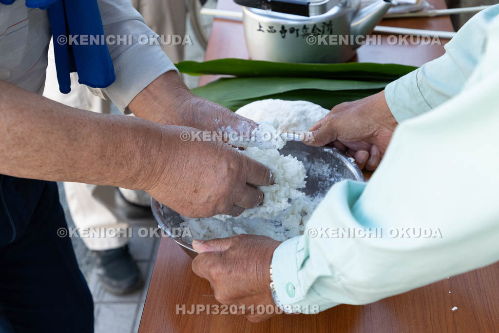 奈良県　上品寺町のシャカシャカ祭　チマキ（お供え）の制作