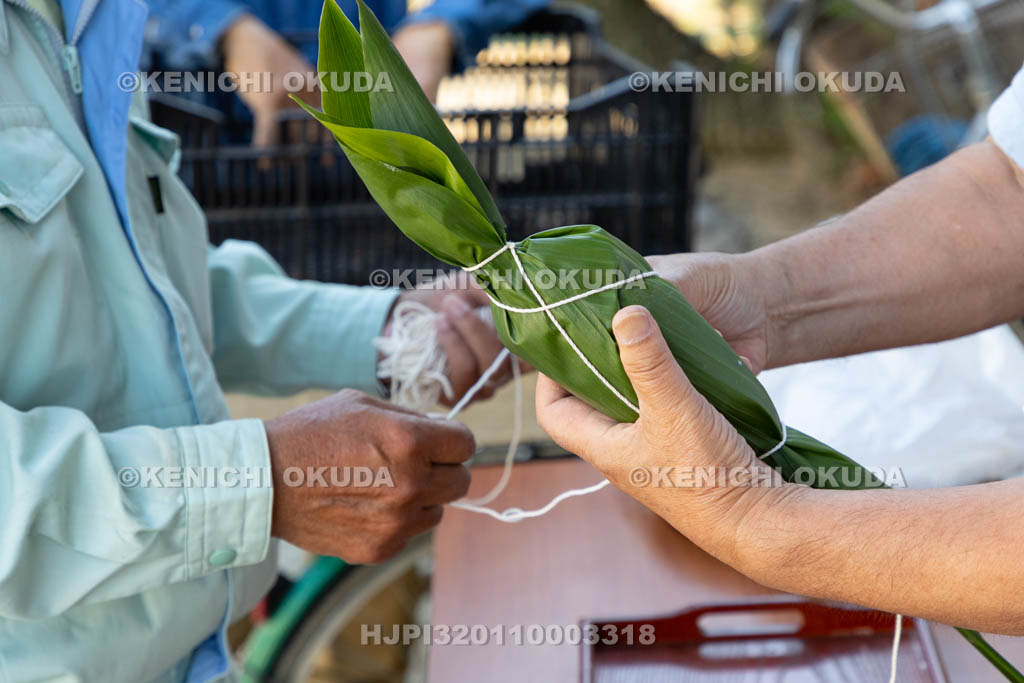 奈良県　上品寺町のシャカシャカ祭　チマキ（お供え）の制作