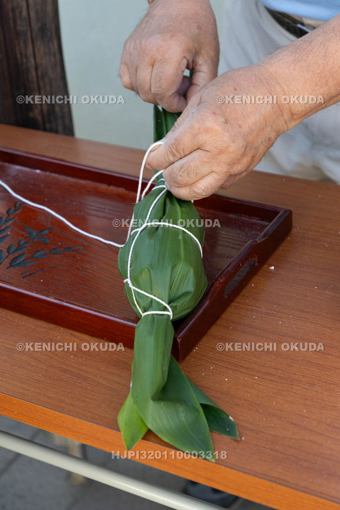 奈良県　上品寺町のシャカシャカ祭　チマキ（お供え）の制作