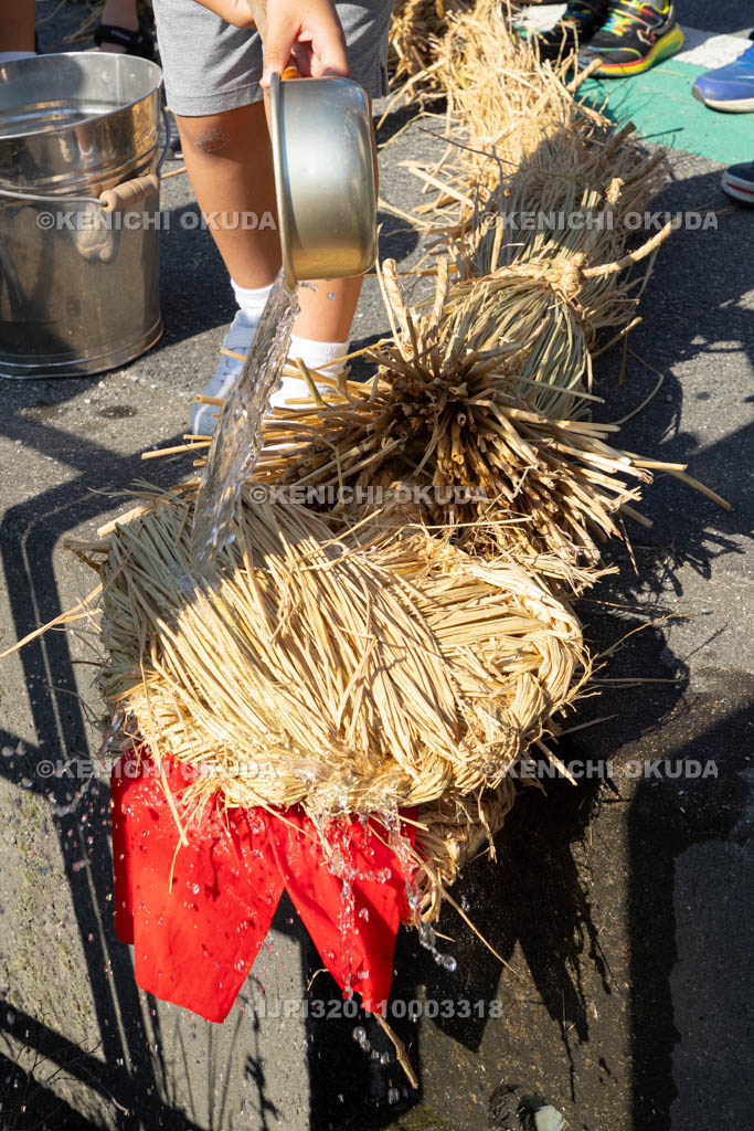 奈良県　上品寺町のシャカシャカ祭　練り歩き　蛇（ジャ）に水を飲ませる所作