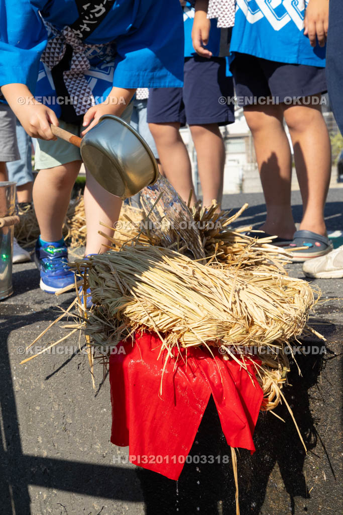 奈良県　上品寺町のシャカシャカ祭　練り歩き　蛇（ジャ）に水を飲ませる所作