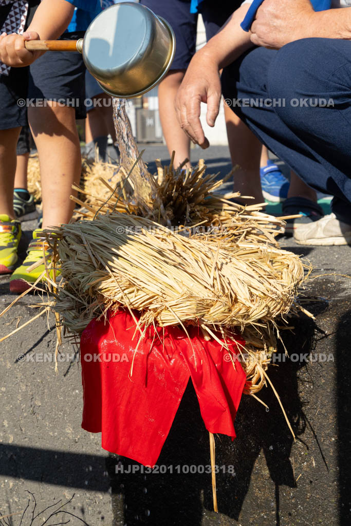 奈良県　上品寺町のシャカシャカ祭　練り歩き　蛇（ジャ）に水を飲ませる所作