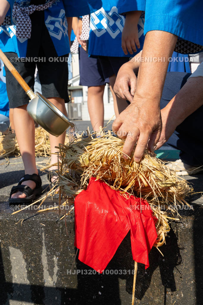 奈良県　上品寺町のシャカシャカ祭　練り歩き　蛇（ジャ）に水を飲ませる所作