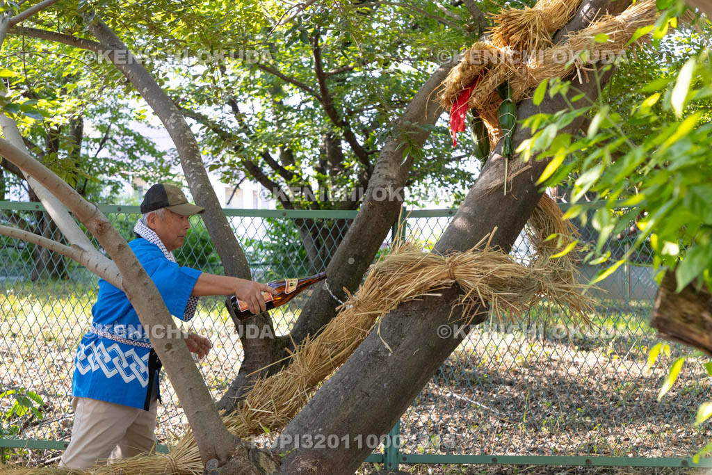 奈良県　上品寺町のシャカシャカ祭　蛇（ジャ）を神酒で清める