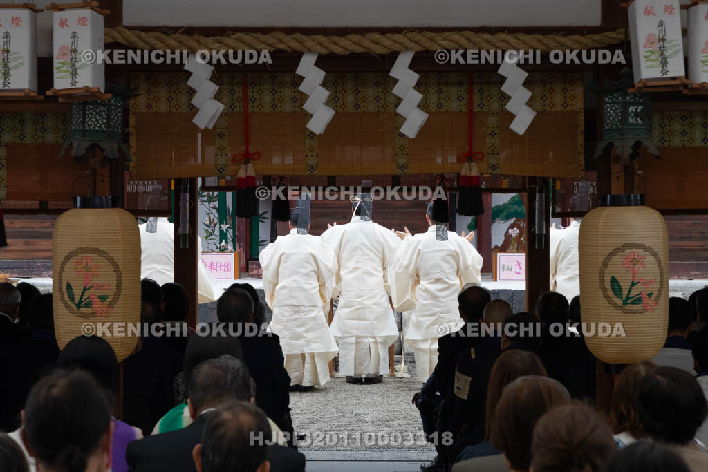 奈良県　率川神社　三枝祭（さいくさのまつり）　拝礼