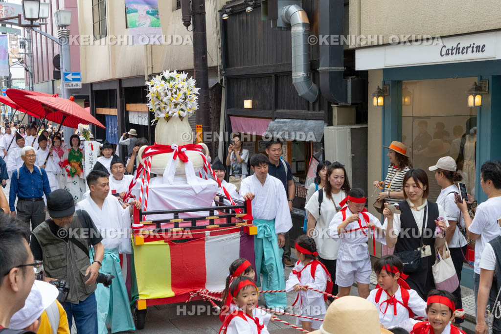 奈良県　率川神社　三枝祭（さいくさのまつり）　七媛女・ゆり姫・稚児行列