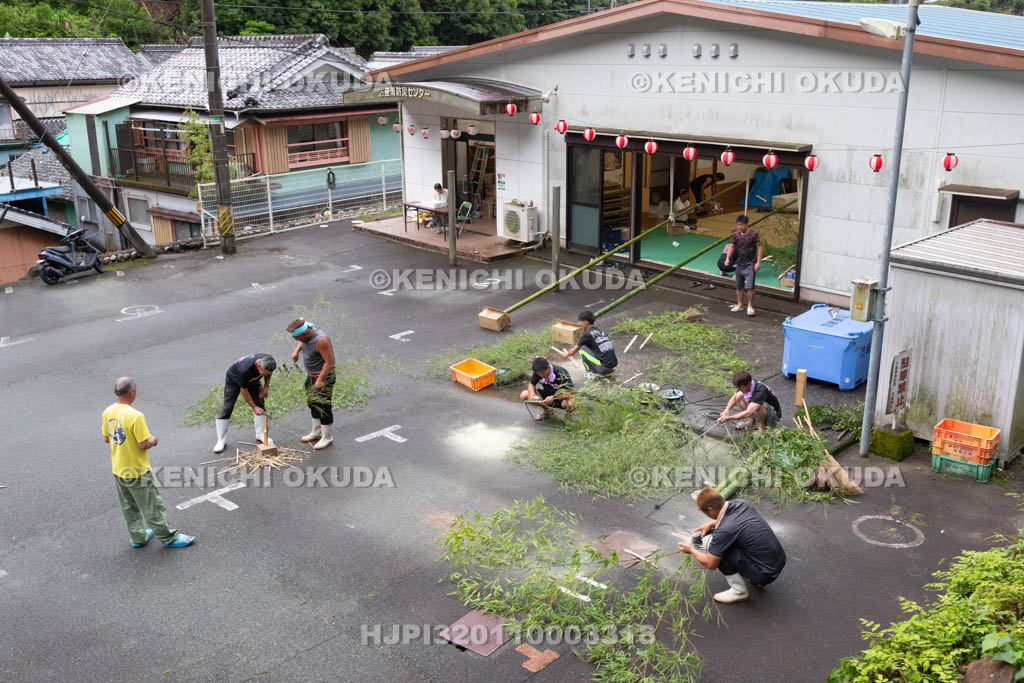 三重県　浅間祭前夜祭（方座浦）　幣竹作り