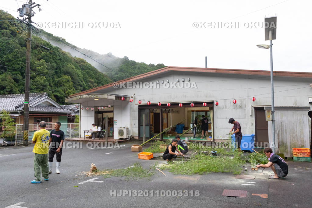三重県　浅間祭前夜祭（方座浦）　幣竹作り