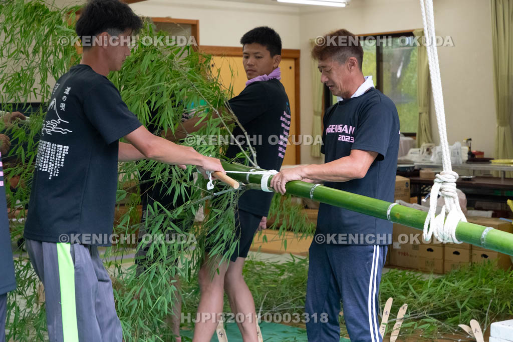 三重県　浅間祭前夜祭（方座浦）　幣竹作り