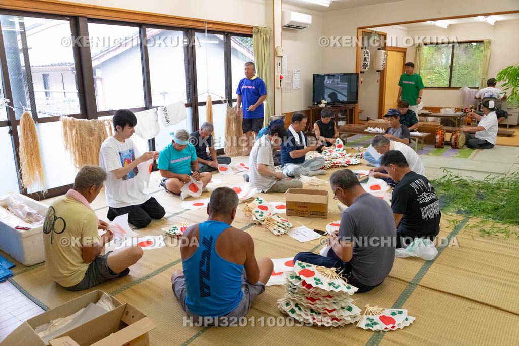 三重県　浅間祭前夜祭（方座浦）　幣竹作り