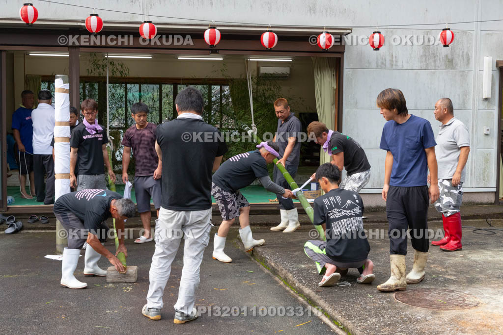 三重県　浅間祭前夜祭（方座浦）　幣竹作り