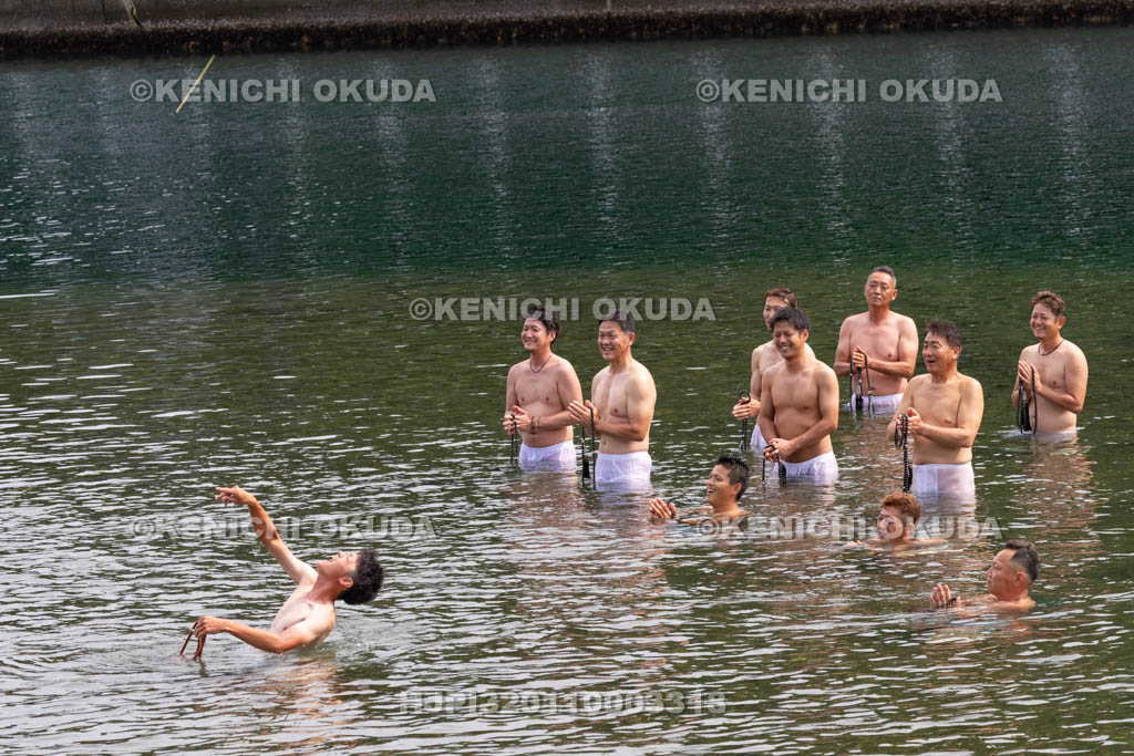 三重県　浅間祭前夜祭（方座浦）　六十四垢離