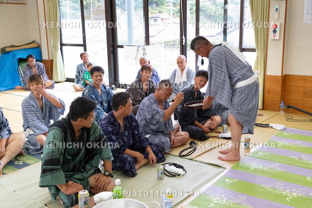 三重県　浅間祭前夜祭（方座浦）　幣立てのくじ引き
