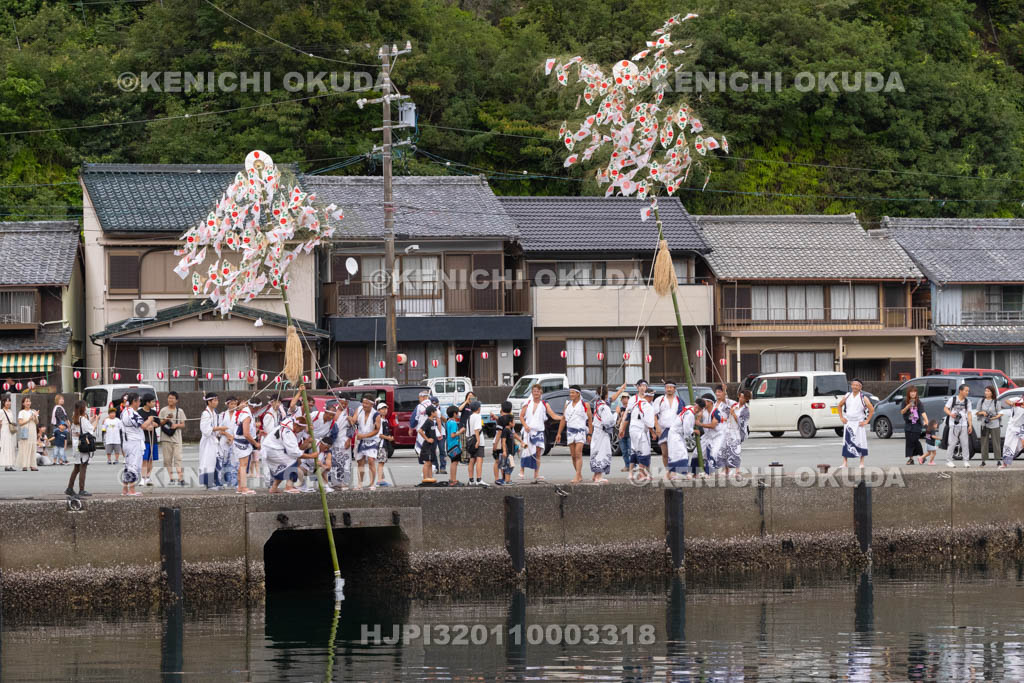 三重県　浅間祭前夜祭（方座浦）　幣を潮水で清める