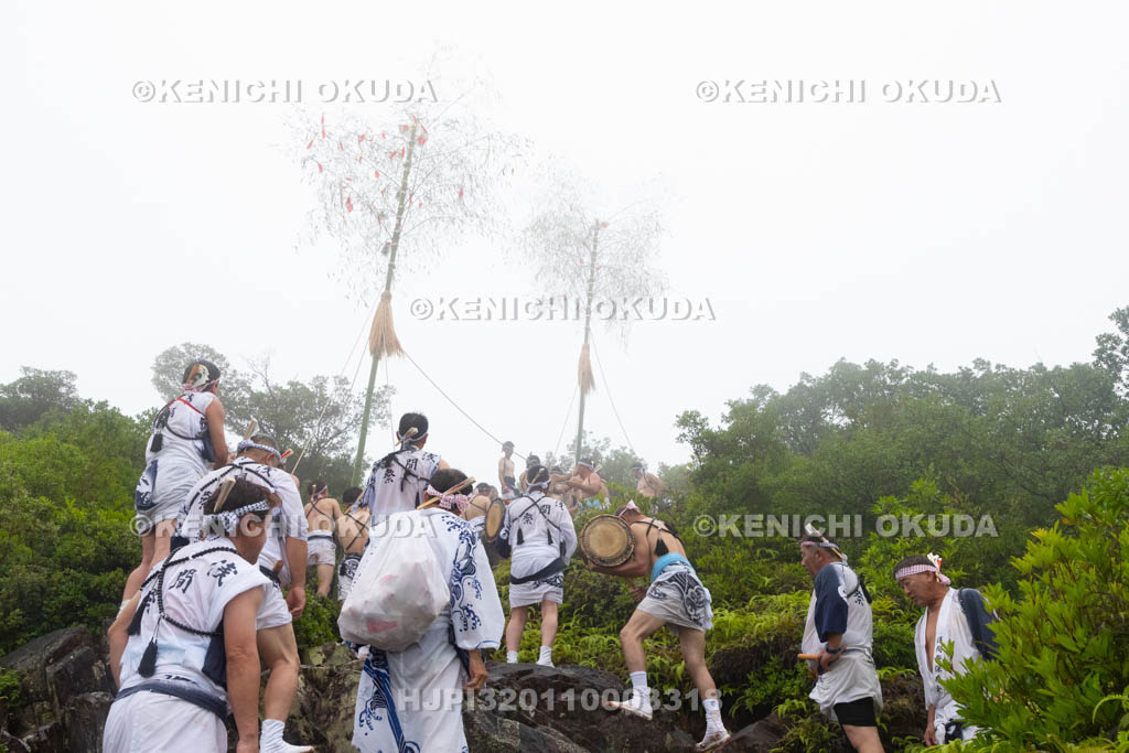 三重県　浅間祭本祭（方座浦）　山登り
