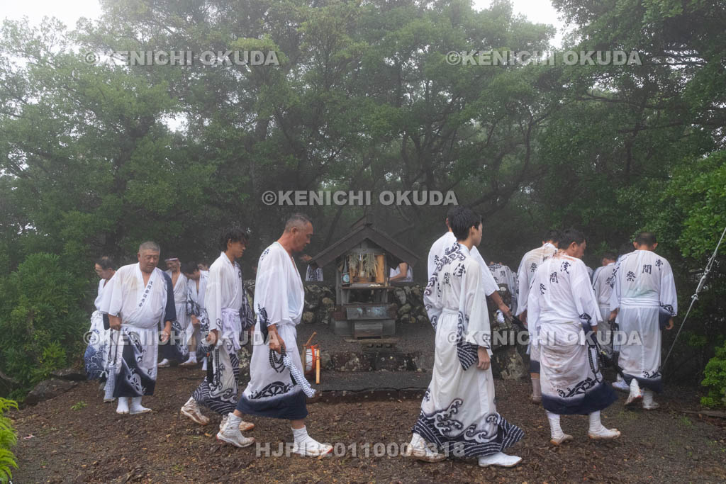 三重県　浅間祭本祭（方座浦）　祠を三周