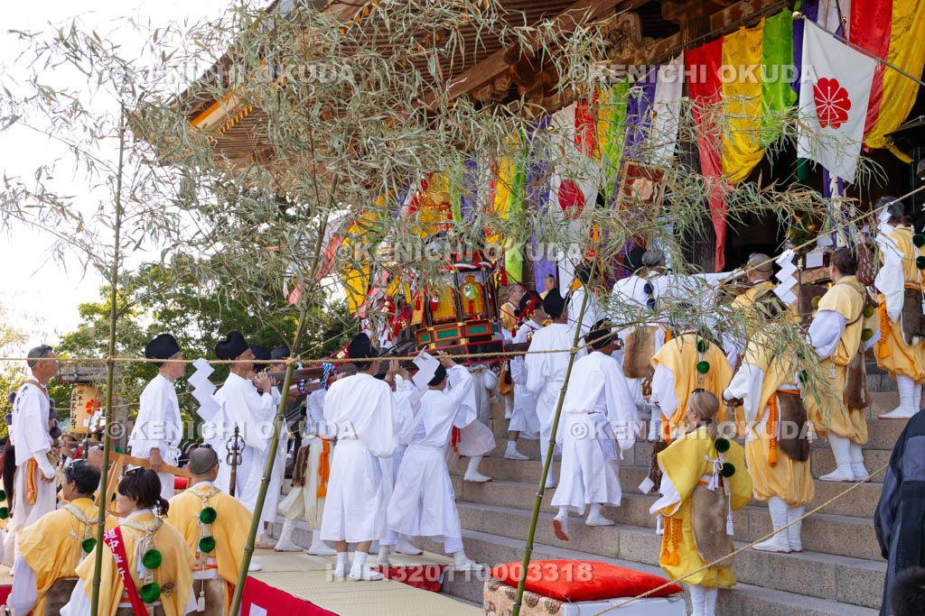奈良県　金峯山寺　蓮華会・蛙飛び行事　御輿