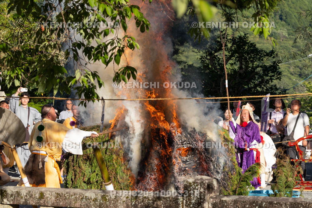 奈良県　金峯山寺　蓮華会　採灯大護摩供（金峯山寺）
