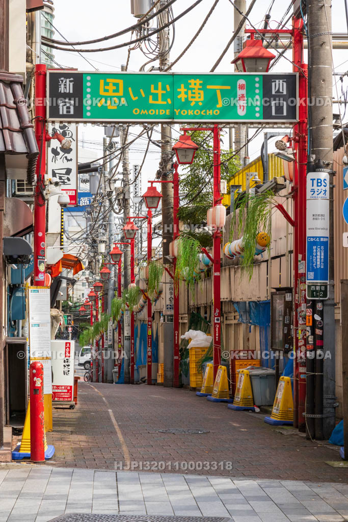 東京都　新宿西口　思い出横丁（柳通り）