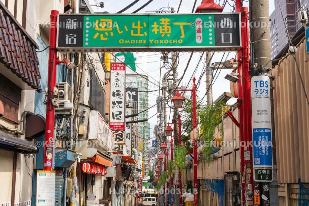 東京都　新宿西口　思い出横丁（柳通り）