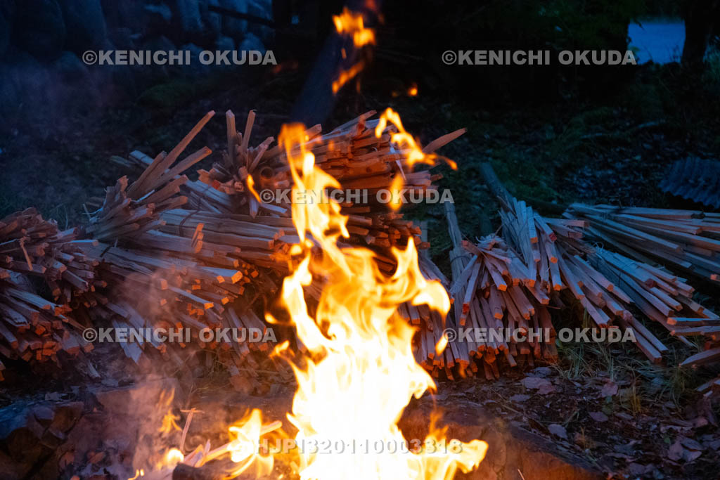 奈良県　小橡（ことち）の虫送り　松明点火準備