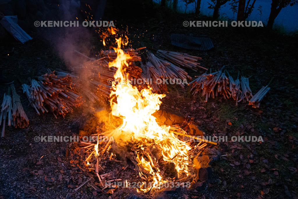 奈良県　小橡（ことち）の虫送り　松明点火準備