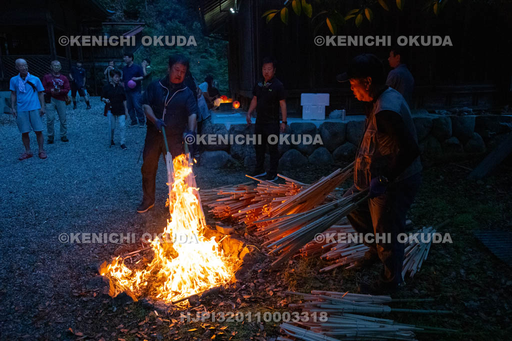 奈良県　小橡（ことち）の虫送り　松明点火