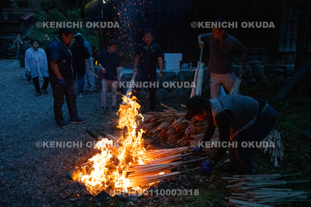 奈良県　小橡（ことち）の虫送り　松明点火