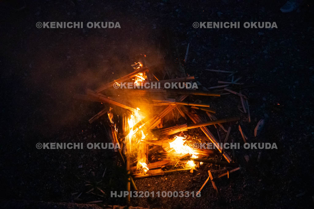 奈良県　小橡（ことち）の虫送り　松明