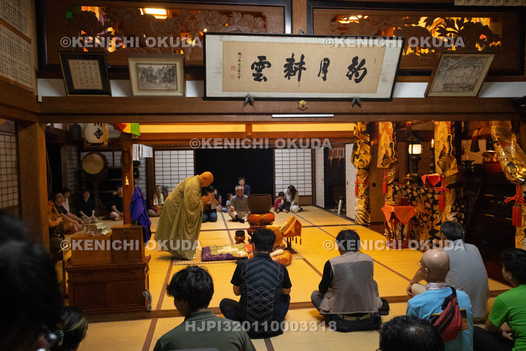 奈良県　小橡（ことち）の虫送り　帰着後の法要