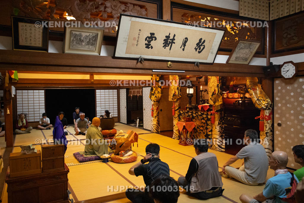 奈良県　小橡（ことち）の虫送り　帰着後の法要