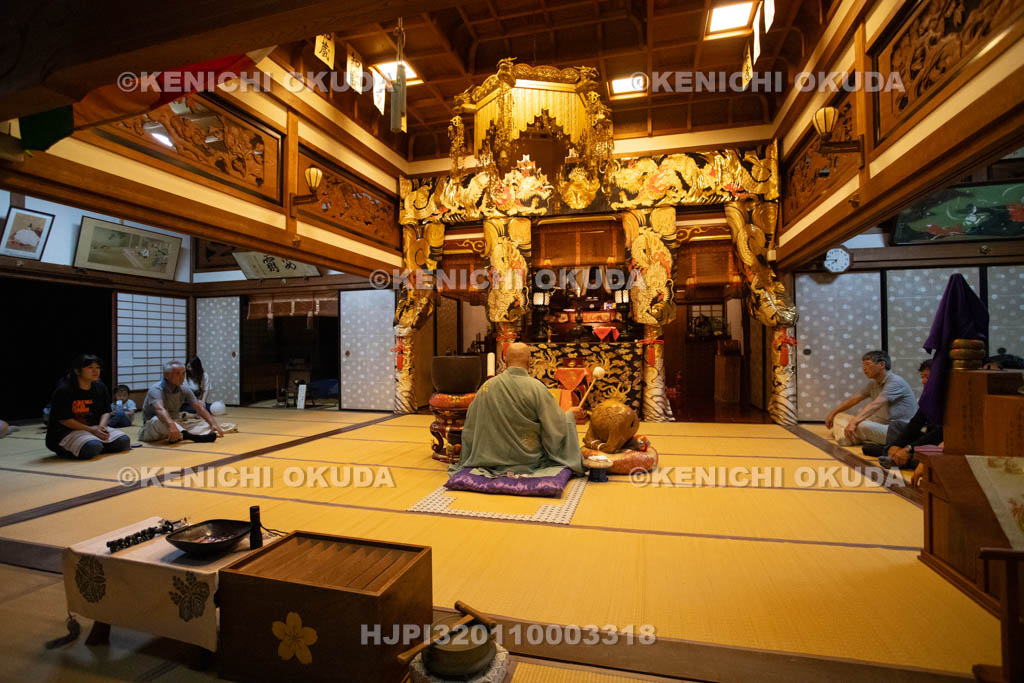 奈良県　小橡（ことち）の虫送り　帰着後の法要