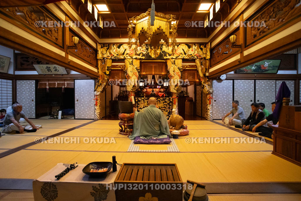 奈良県　小橡（ことち）の虫送り　帰着後の法要