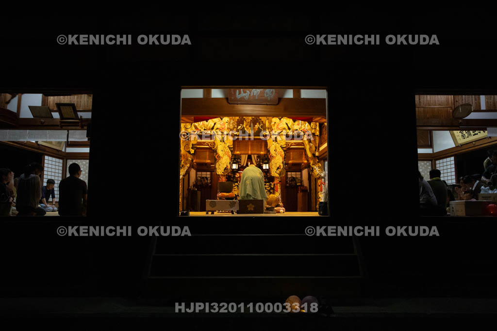 奈良県　小橡（ことち）の虫送り　帰着後の法要