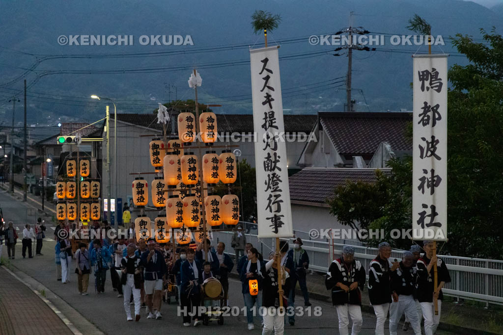 奈良県　鴨都波神社　ススキ提灯献灯行事