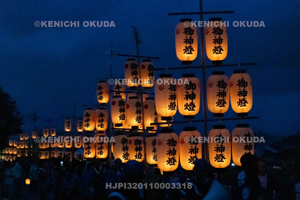 奈良県　鴨都波神社　ススキ提灯献灯行事