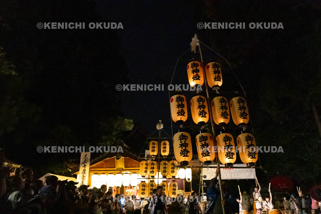 奈良県　鴨都波神社　ススキ提灯献灯行事