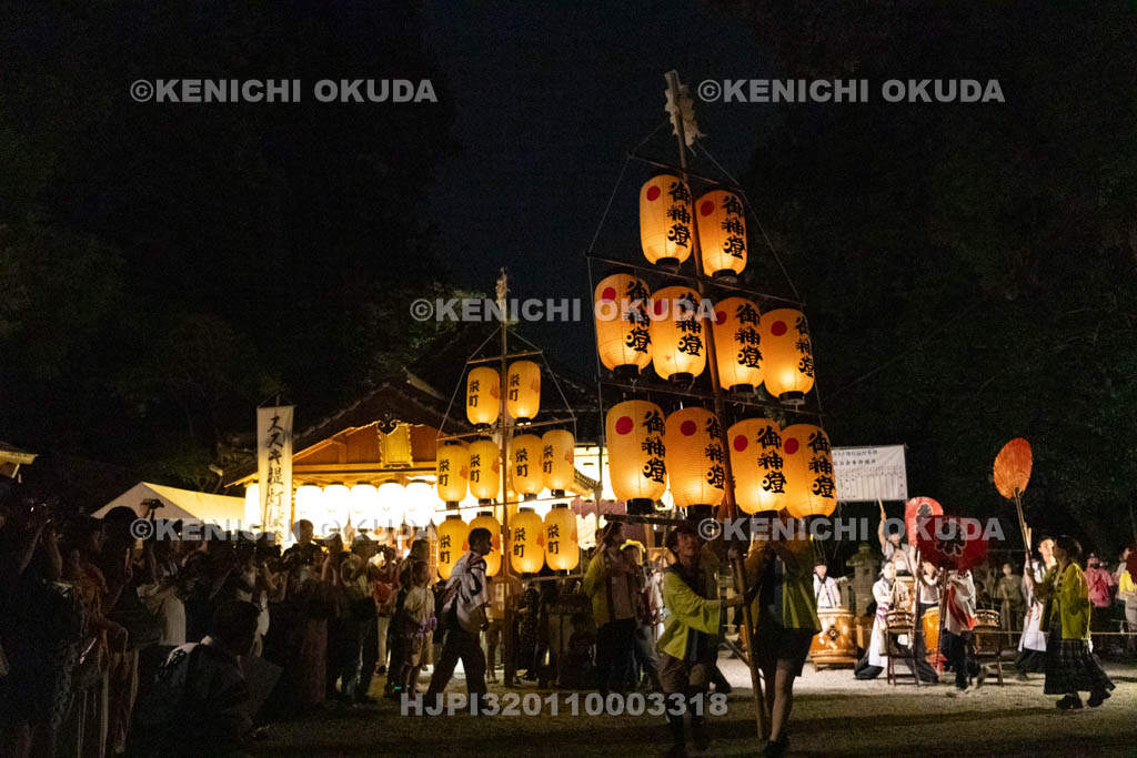 奈良県　鴨都波神社　ススキ提灯献灯行事