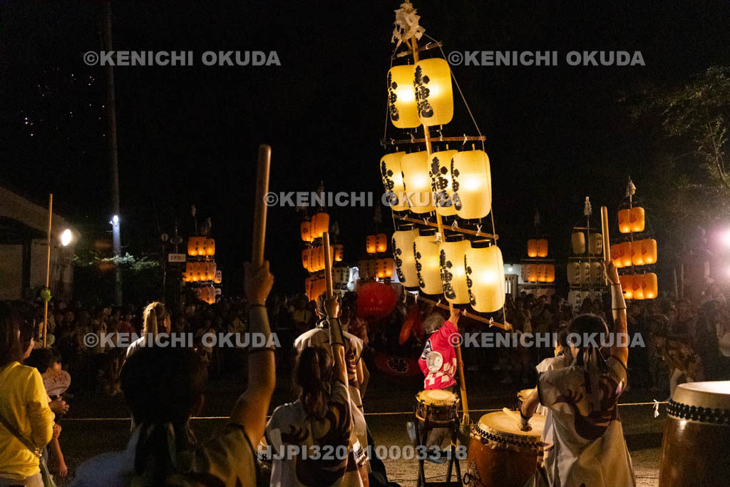 奈良県　鴨都波神社　ススキ提灯献灯行事