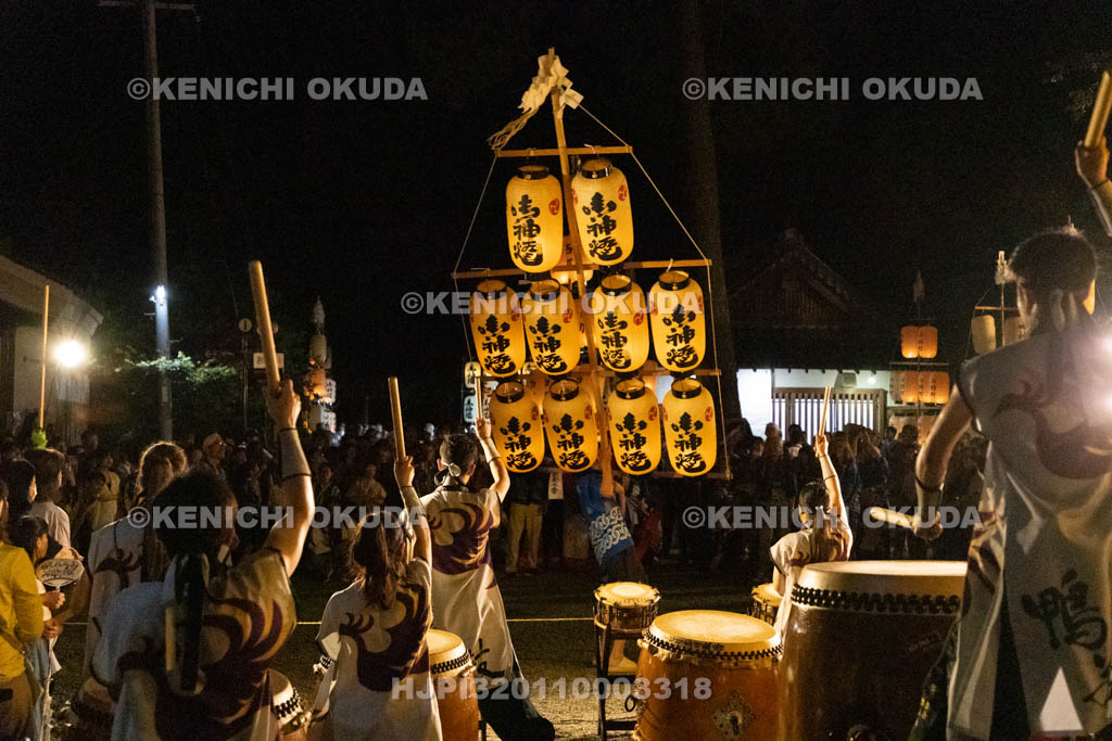 奈良県　鴨都波神社　ススキ提灯献灯行事