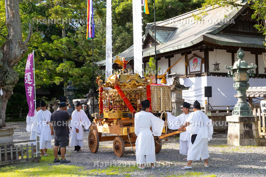 和歌山県　田辺祭（宵宮）　神輿と衣笠