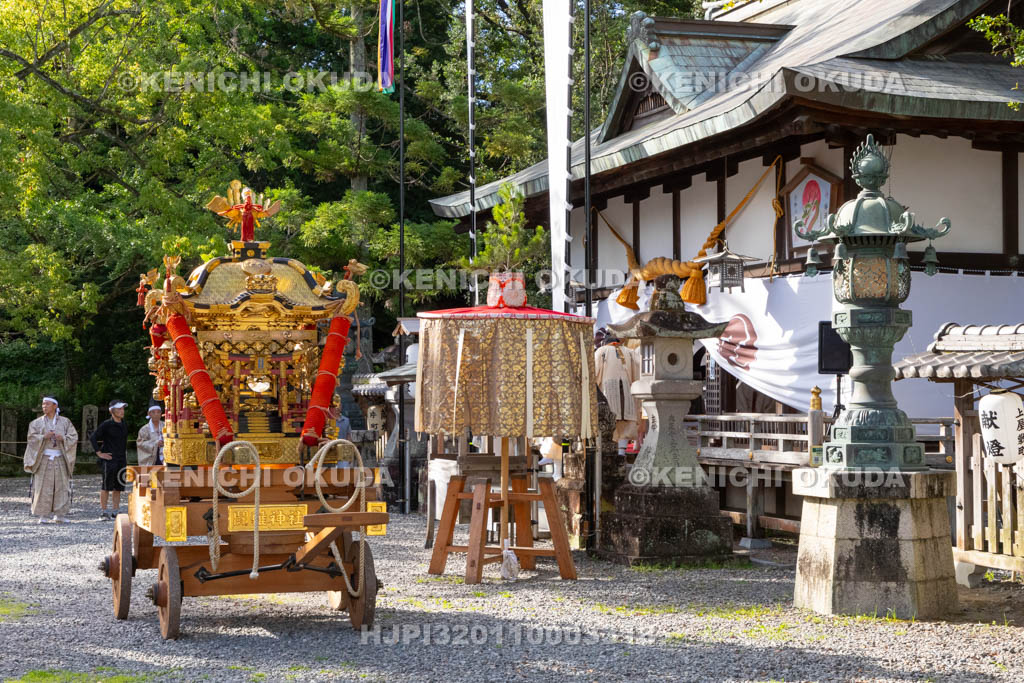 和歌山県　田辺祭（宵宮）　神輿と衣笠