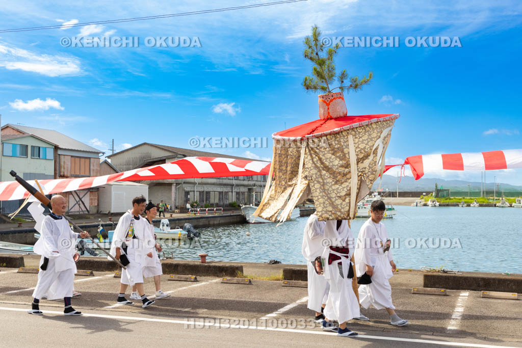 和歌山県　田辺祭（宵宮）　神輿渡御（衣笠）