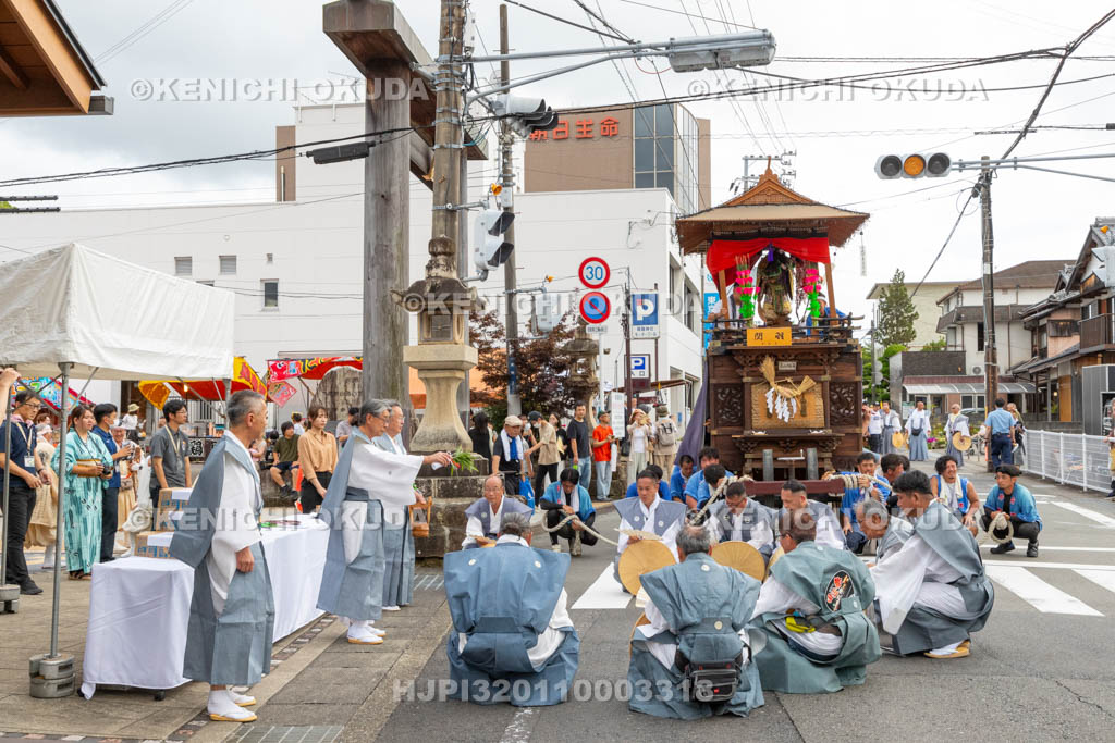 和歌山県　田辺祭（宵宮）　観光案内所前の御勤め　笠鉾（片町）