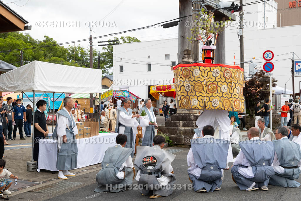 和歌山県　田辺祭（宵宮）　観光案内所前の御勤め　衣笠