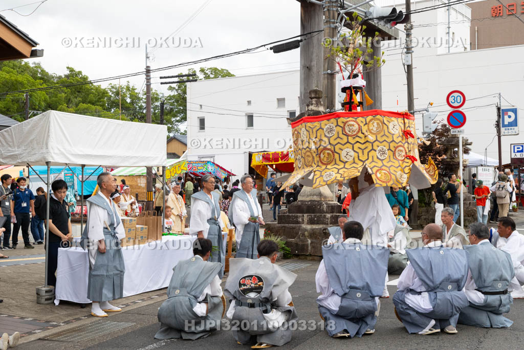 和歌山県　田辺祭（宵宮）　観光案内所前の御勤め　衣笠