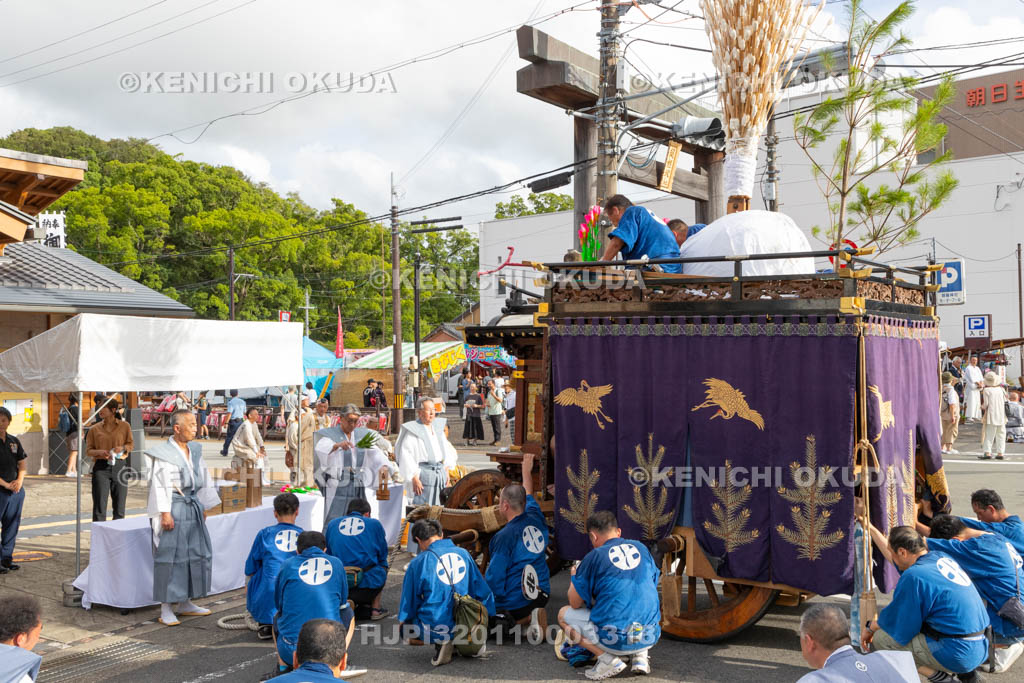 和歌山県　田辺祭（宵宮）　観光案内所前の御勤め　笠鉾（北新町）