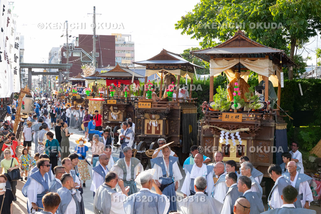 和歌山県　田辺祭（宵宮）　笠鉾　鳥居前参道曳き揃え
