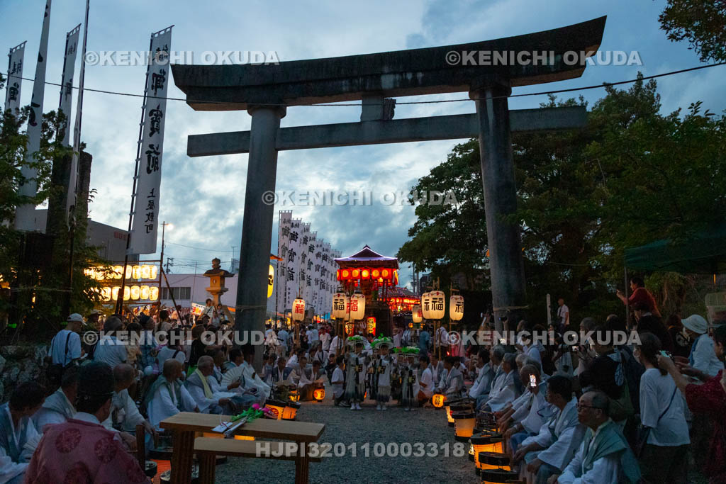 和歌山県　田辺祭（宵宮）　鳥居前の御勤め　笠鉾（福路町）